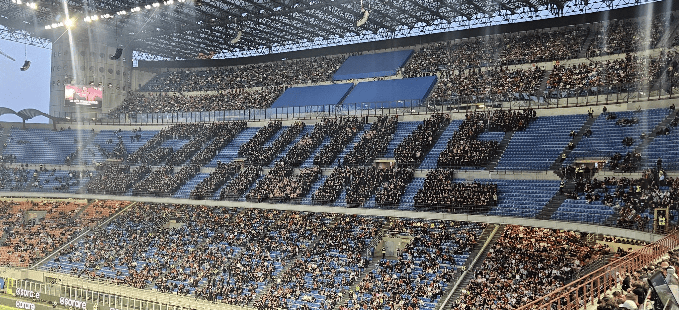 米兰南看台“逐客令”：球迷组字高呼伊布等人必须走人